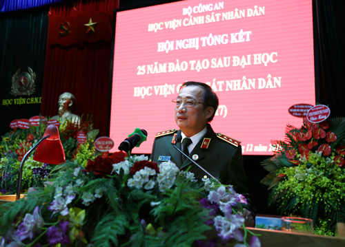 Thượng tướng, PGS.TS Nguyễn Văn Thành, Ủy viên Trung ương Đảng, Thứ trưởng Bộ Công an biểu dương những thành tựu trong 25 năm đào tạo sau đại học của Học viện CSND